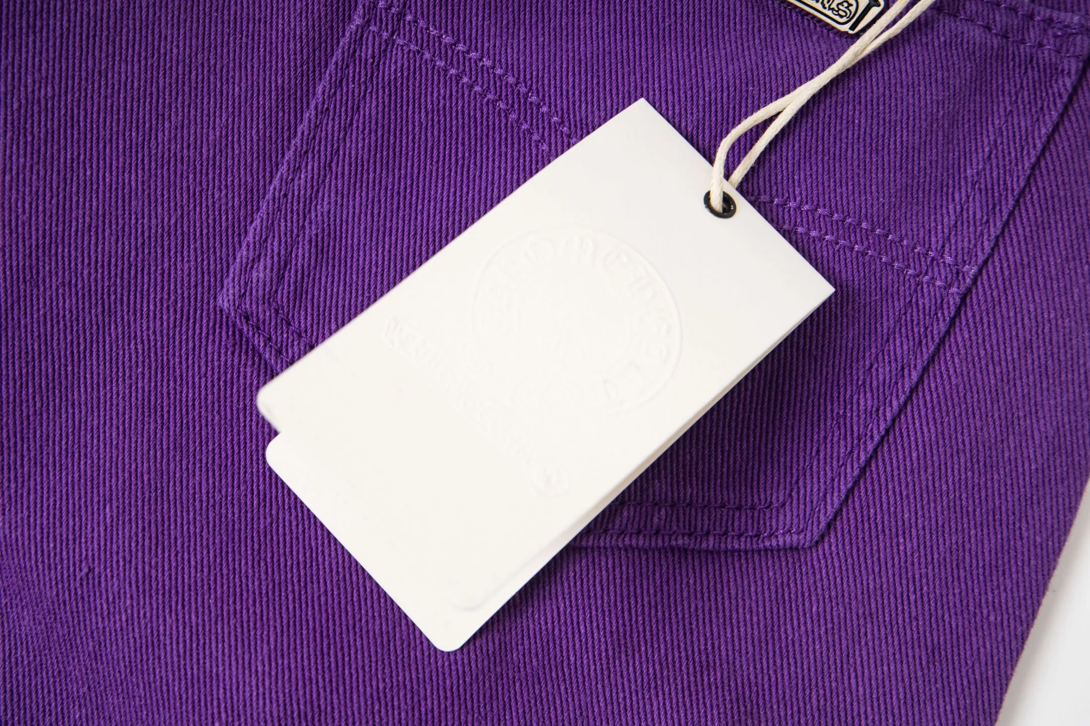 P240 Chrome Hearts Overseas limited edition violet patchwork leather cross hot girl couple jeans are a hot item this season and are sought after by countless celebrities and fashionistas. The neat details of the cutting process add color to the playful fashion! The neat and meticulous design, and the well-fitting structure is unique. The upper body not only has outstanding recognition, but also looks younger and younger. A style with the ultimate wearing meaning and performance, gorgeous color matching, and the craftsmanship of this style is also extremely extraordinary. After the finished product is washed, it is disassembled and hand-made with sheepskin cross leather and then spliced ​​together to complete. The whole piece has too many craftsmanship to describe. It is decorated with patchwork cross flowers and high-waisted washed jeans! ! Absolutely high-end luxury product, a god-level single product, a super popular product, made by top heavy industry, a magic weapon that cannot be missed to hit the streets. Style number: 1837 Size: 28 30 32 34 Color: purple